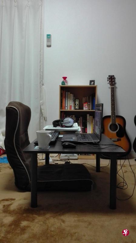 安德明自己租房子住,闲暇时,他会坐在客厅里弹吉他和写诗。 安德明自己租房子住,闲暇时,他会坐在客厅里弹吉他和写诗。