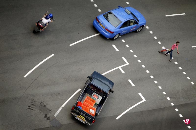 大巴窑一个十字路口,多辆正在右转的车子。(档案照) 大巴窑一个十字路口,多辆正在右转的车子。(档案照)