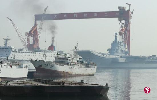 中国网民今天拍摄的照片显示,正在港口的国产航母上午主烟囱冒出黑烟。同时停靠在航母前方的航母保障船也冒出黑烟,疑似主机启动。(互联网) 中国网民今天拍摄的照片显示,正在港口的国产航母上午主烟囱冒出黑烟。同时停靠在航母前方的航母保障船也冒出黑烟,疑似主机启动。(互联网)