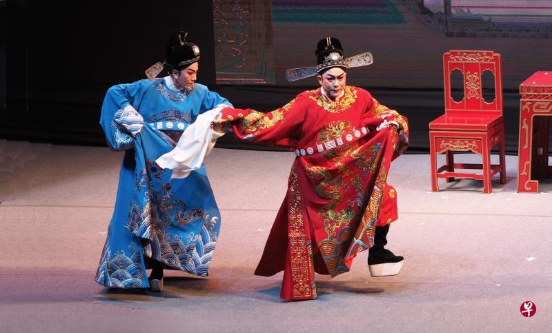 南华艺术总监李美贞(左)与演员李毓文在《一门三进士》中分别饰演一对失散了的兄弟。(南华提供) 南华艺术总监李美贞(左)与演员李毓文在《一门三进士》中分别饰演一对失散了的兄弟。(南华提供)