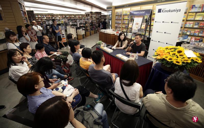 叶孝忠上周六在纪伊国屋书店举办分享会,还有粉丝送上向日葵花篮祝贺。 叶孝忠上周六在纪伊国屋书店举办分享会,还有粉丝送上向日葵花篮祝贺。