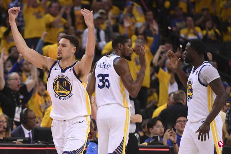 勇士三名主将克雷·汤普森(左起)、杜兰特和格林庆祝进入西岸半决赛。(今日美国) 勇士三名主将克雷·汤普森(左起)、杜兰特和格林庆祝进入西岸半决赛。(今日美国)