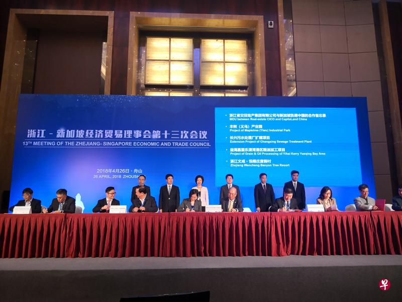 图说:新加坡贸工部兼文化、社区及青年部高级政务部长沈颖(后排左三)和浙江省副省长朱从玖(后排右三)今早见证新加坡企业与浙江的各个地方政府和企业签署两项合作协议和12项合作备忘录。(杨丹旭摄) 图说:新加坡贸工部兼文化、社区及青年部高级政务部长沈颖(后排左三)和浙江省副省长朱从玖(后排右三)今早见证新加坡企业与浙江的各个地方政府和企业签署两项合作协议和12项合作备忘录。(杨丹旭摄)