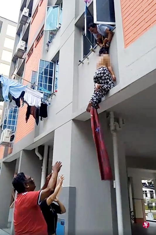 阿斯曼紧抓“掉”到二楼的女佣。(取自面簿) 阿斯曼紧抓“掉”到二楼的女佣。(取自面簿)