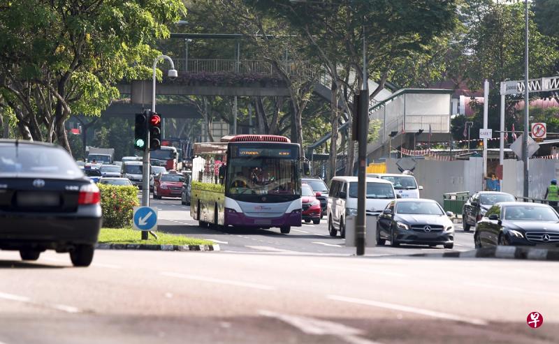 史蒂芬地铁站外安装了三色右转箭头交通灯。(梁伟康摄) 史蒂芬地铁站外安装了三色右转箭头交通灯。(梁伟康摄)