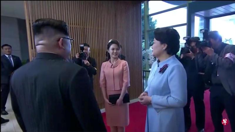 朝鲜领导人金正恩的夫人李雪主(中)于2018年4月27日抵达板门店。(路透社) 朝鲜领导人金正恩的夫人李雪主(中)于2018年4月27日抵达板门店。(路透社)