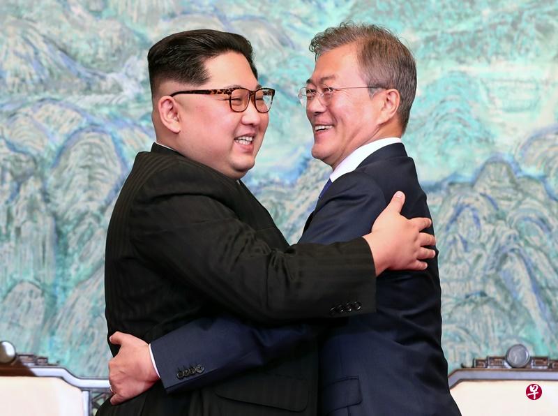 朝鲜领导人金正恩与韩国总统文在寅拥抱。(法新社) 朝鲜领导人金正恩与韩国总统文在寅拥抱。(法新社)