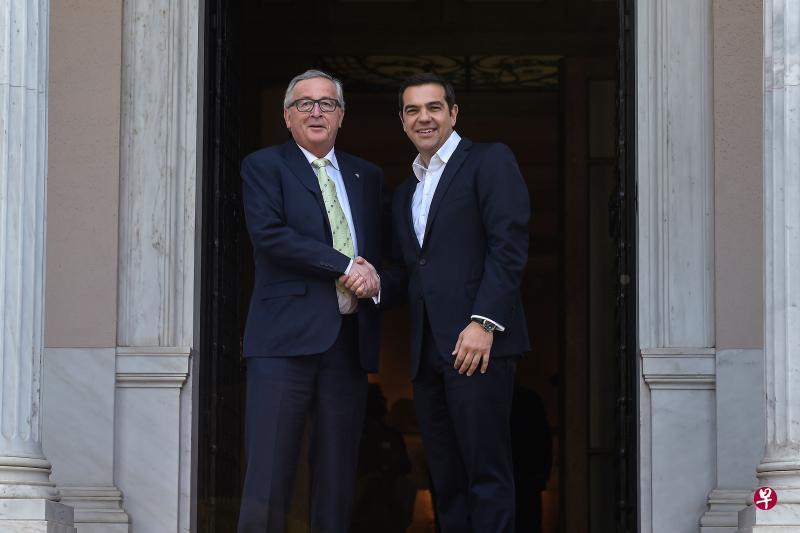 欧盟委员会主席容克(左)星期四(26日)访问雅典,与希腊总理齐普拉斯会晤。(法新社) 欧盟委员会主席容克(左)星期四(26日)访问雅典,与希腊总理齐普拉斯会晤。(法新社)