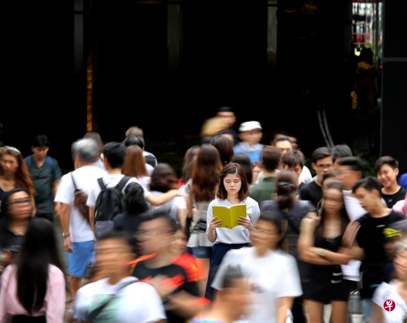 行色匆匆的城市里,总也还有,平静的专注。 行色匆匆的城市里,总也还有,平静的专注。