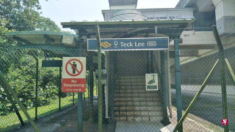 轻轨站周围被围上篱笆,公众无法进入。 轻轨站周围被围上篱笆,公众无法进入。