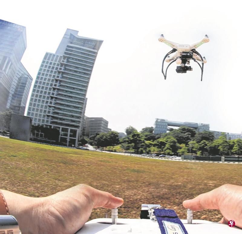 根据拟议中的新框架,使用超过1.5公斤至7公斤重无人机做休闲或研究用途的公众,须完成数小时的网络培训课程。(档案照) 根据拟议中的新框架,使用超过1.5公斤至7公斤重无人机做休闲或研究用途的公众,须完成数小时的网络培训课程。(档案照)