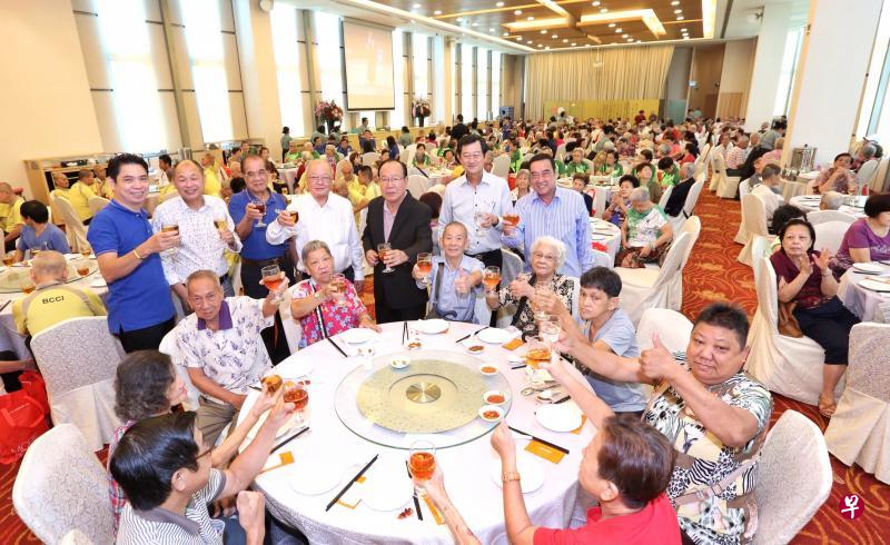 众弘福利协会秘书长林胜来(站立者左起)、陈泉安、众弘福利协会主席林江存、黄南德、黄海庆、陈亚树和醉花林司理陈可成与乐龄人士共度愉快下午。(陈福洲摄) 众弘福利协会秘书长林胜来(站立者左起)、陈泉安、众弘福利协会主席林江存、黄南德、黄海庆、陈亚树和醉花林司理陈可成与乐龄人士共度愉快下午。(陈福洲摄)