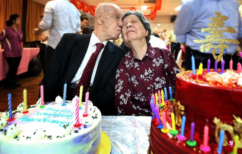 新民中学老校长周炳麟庆祝100岁大寿，以及与妻子结婚70周年纪念，两人还当场“秀恩爱”。（龙国雄摄）