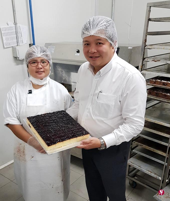 老板李泽雄和员工合照。(陈玉能 摄) 老板李泽雄和员工合照。(陈玉能 摄)