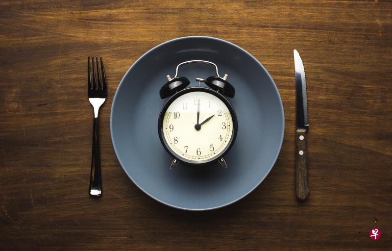 近几年，北美健身界很多人透过限定进食时间的“间歇性断食”来保持健身效果。（iStock图片）