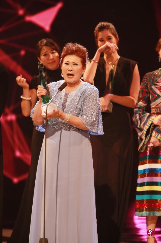 71岁的金银姬首次打入红星“十大”,竟流露出17岁少女初涉江湖的的单纯良善。(档案照) 71岁的金银姬首次打入红星“十大”,竟流露出17岁少女初涉江湖的的单纯良善。(档案照)