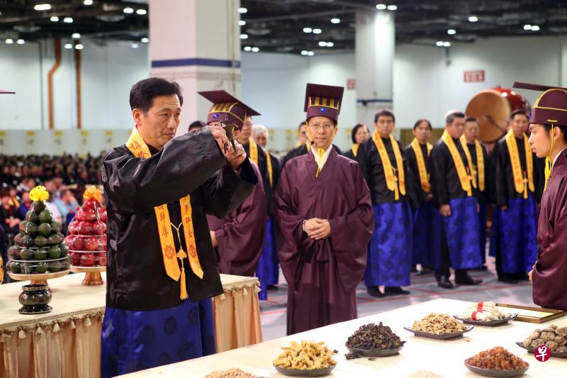 “清明新马印各民族万姓先祖祭祖大典”的主祭官,教育部长王乙康(左一)在神位前行献爵礼。(谢智扬摄) “清明新马印各民族万姓先祖祭祖大典”的主祭官,教育部长王乙康(左一)在神位前行献爵礼。(谢智扬摄)