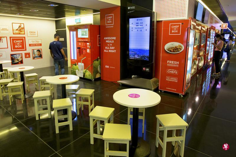 新达新加坡会议与博览中心的自动贩卖餐厅Chef-in-Box VendCafe共有八台自动贩卖机,除了为食客提供国际化的即时餐点选项,也售卖现磨咖啡和鲜榨橙汁等。 (曾道明摄) 新达新加坡会议与博览中心的自动贩卖餐厅Chef-in-Box VendCafe共有八台自动贩卖机,除了为食客提供国际化的即时餐点选项,也售卖现磨咖啡和鲜榨橙汁等。 (曾道明摄)