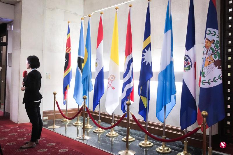 台湾外交部今早紧急召开记者会,宣布与多米尼加断交,但未移除放置在外交部大厅的多米尼加国旗(右二)。(黄顺杰摄) 台湾外交部今早紧急召开记者会,宣布与多米尼加断交,但未移除放置在外交部大厅的多米尼加国旗(右二)。(黄顺杰摄)