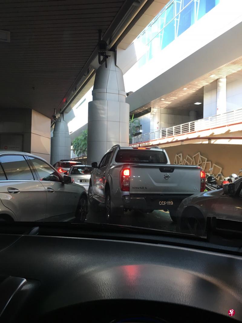 据观察,新山关卡大部分汽车通关柜台都开放了,但车龙有时长达10分钟完全不动。(苏俊翔摄) 据观察,新山关卡大部分汽车通关柜台都开放了,但车龙有时长达10分钟完全不动。(苏俊翔摄)