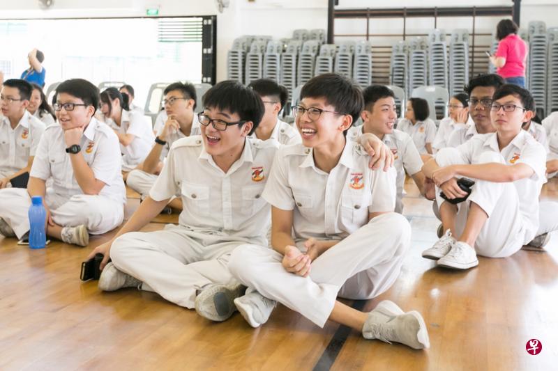 第18场“新空下”音乐分享会于上周五在辅华中学举行,同学们乐在其中。(徐颖荃摄) 第18场“新空下”音乐分享会于上周五在辅华中学举行,同学们乐在其中。(徐颖荃摄)
