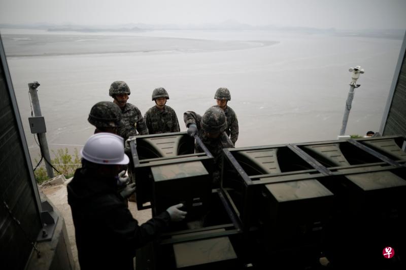 韩国军方昨天开始拆除面向朝鲜的前沿地带的高音喇叭系统。过去,韩方天天通过这些器材向北方广播宣传信息和韩流音乐,如今南北修好,韩方以具体行动表达诚意。(法新社) 韩国军方昨天开始拆除面向朝鲜的前沿地带的高音喇叭系统。过去,韩方天天通过这些器材向北方广播宣传信息和韩流音乐,如今南北修好,韩方以具体行动表达诚意。(法新社)