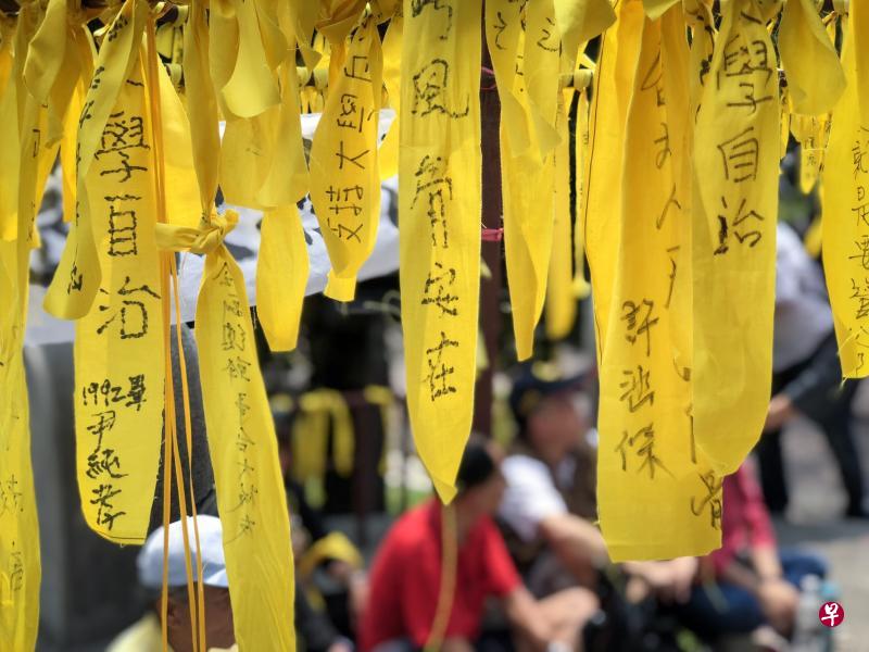 台大校友在系满黄丝带的台大著名地标傅钟底下静坐,抗议民进党政府把“脏手”伸入校园自治。(黄顺杰摄) 台大校友在系满黄丝带的台大著名地标傅钟底下静坐,抗议民进党政府把“脏手”伸入校园自治。(黄顺杰摄)