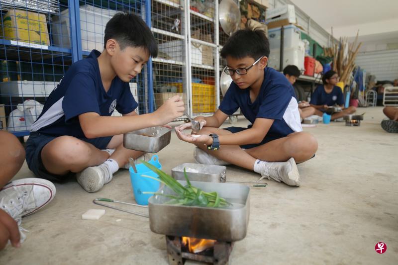 圣希尔达中学将户外教育融入体育课程,教师利用部分体育课时间教导学生户外技能,例如让中一生体验户外烹煮的乐趣。(谢智扬摄) 圣希尔达中学将户外教育融入体育课程,教师利用部分体育课时间教导学生户外技能,例如让中一生体验户外烹煮的乐趣。(谢智扬摄)