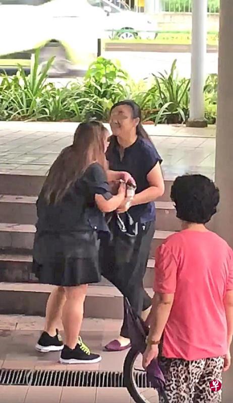 “三万嫂”(右)紧抓另一女子的手和手提袋不放,坚称对方骗了她三万元。(取自面簿) “三万嫂”(右)紧抓另一女子的手和手提袋不放,坚称对方骗了她三万元。(取自面簿)