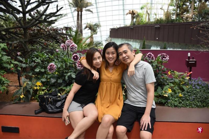 王崇愷(右)和黄晓玲(左)表示面对爱女王楷婷(中)过世至今仍然无法放下,每个晚上还会做恶梦。(受访者提供) 王崇愷(右)和黄晓玲(左)表示面对爱女王楷婷(中)过世至今仍然无法放下,每个晚上还会做恶梦。(受访者提供)