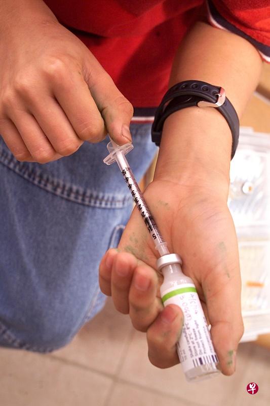 注射胰岛素的患者较常发生低血糖。(档案照) 注射胰岛素的患者较常发生低血糖。(档案照)