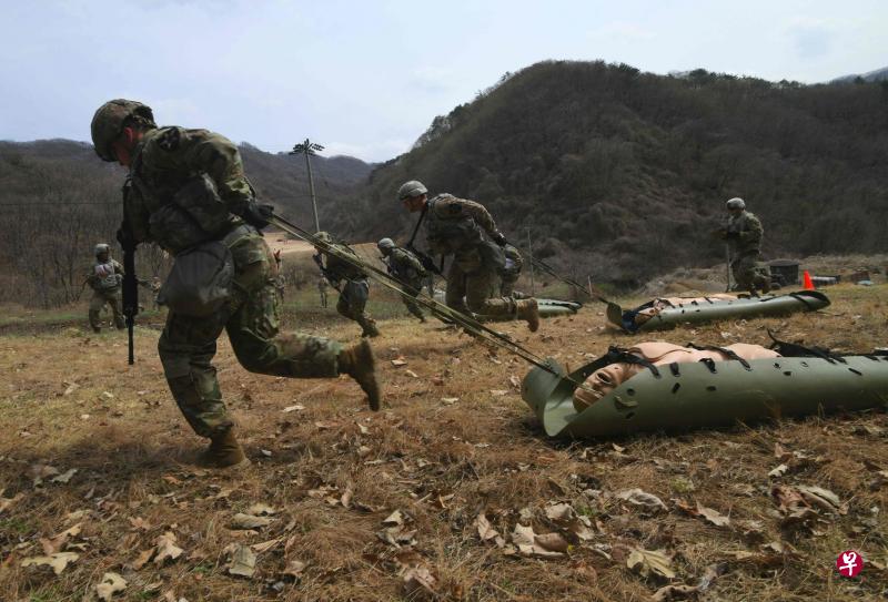 驻韩美军几周前刚在韩国的东豆川市以北地区举行常年最佳作战单位比赛。东豆川位于首尔与南北韩非军事区之间的中间位置,对于战略防卫很重要。(法新社) 驻韩美军几周前刚在韩国的东豆川市以北地区举行常年最佳作战单位比赛。东豆川位于首尔与南北韩非军事区之间的中间位置,对于战略防卫很重要。(法新社)