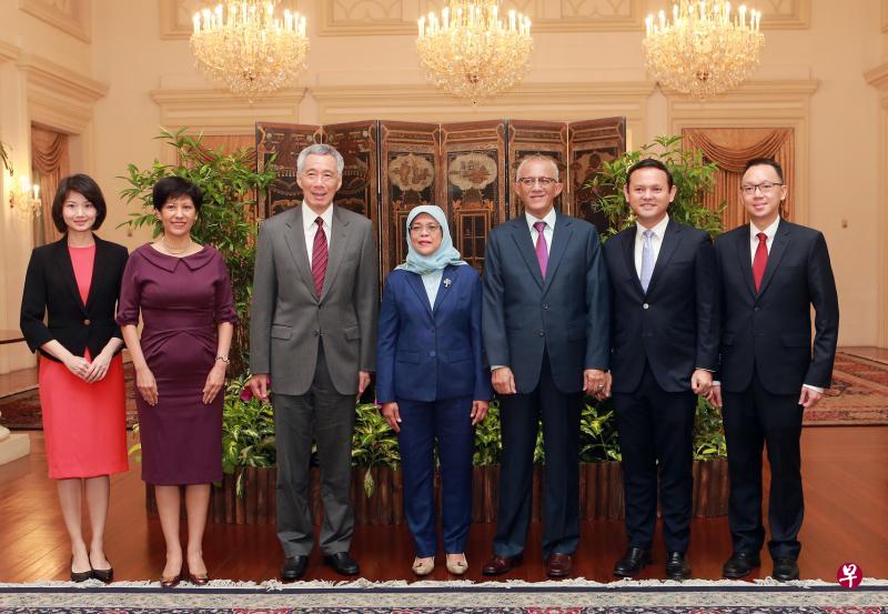 内政部兼国家发展部高级政务次长孙雪玲(左一)、总理公署部长兼财政部及教育部第二部长英兰妮(左二)、国家发展部兼人力部政务部长扎吉哈(右二)和外交部兼贸工部高级政务次长陈有明(右一)昨天宣誓就职后,与李显龙总理(左三)和哈莉玛总统及夫婿(右四和右三)合影。(唐家鸿摄) 内政部兼国家发展部高级政务次长孙雪玲(左一)、总理公署部长兼财政部及教育部第二部长英兰妮(左二)、国家发展部兼人力部政务部长扎吉哈(右二)和外交部兼贸工部高级政务次长陈有明(右一)昨天宣誓就职后,与李显龙总理(左三)和哈莉玛总统及夫婿(右四和右三)合影。(唐家鸿摄)