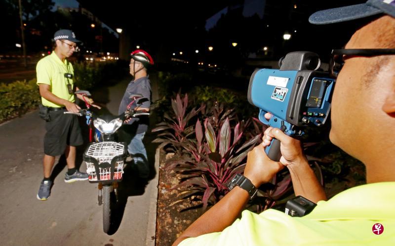 活跃通勤法令前天生效后,陆交局活跃通勤执法小组人员昨天以测速枪展开执法行动,确定脚踏车骑士和个人代步工具使用者都遵守车速限制。图中,执法人员确定车主没有超速后,也以称重仪器检查电动踏板车有没有超过20公斤的重量限制。(何家俊摄) 活跃通勤法令前天生效后,陆交局活跃通勤执法小组人员昨天以测速枪展开执法行动,确定脚踏车骑士和个人代步工具使用者都遵守车速限制。图中,执法人员确定车主没有超速后,也以称重仪器检查电动踏板车有没有超过20公斤的重量限制。(何家俊摄)