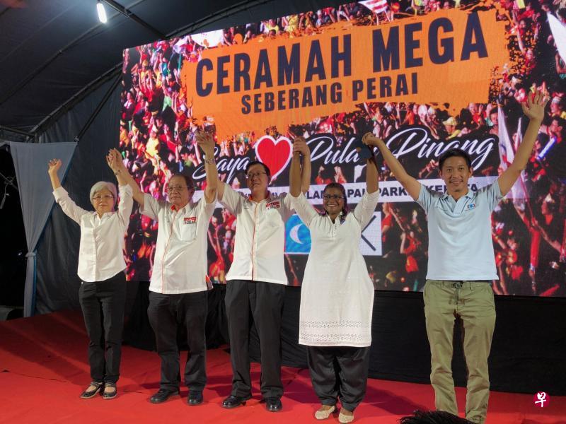 为了炒热槟州选举气氛,希盟昨晚同步在槟岛和威省两地举行“超级星期三”造势大会。图为林吉祥父子(左二及左三)为希盟候选人站台。(涂健强摄) 为了炒热槟州选举气氛,希盟昨晚同步在槟岛和威省两地举行“超级星期三”造势大会。图为林吉祥父子(左二及左三)为希盟候选人站台。(涂健强摄)