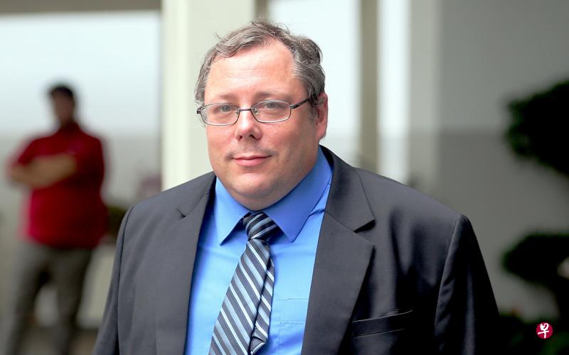 麦克·弗兰克·哈通涉嫌向四名假扮嫖客的警察,分发资料推销到外国嫖雏妓的活动。(海峡时报) 麦克·弗兰克·哈通涉嫌向四名假扮嫖客的警察,分发资料推销到外国嫖雏妓的活动。(海峡时报)