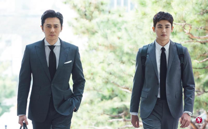 张东健(左)与朴炯植,一个是资深王牌律师,一个是无照律师。(Viu提供) 张东健(左)与朴炯植,一个是资深王牌律师,一个是无照律师。(Viu提供)