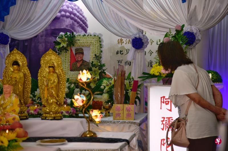 19岁的李函轩一等中士上个月在营中参加快步行军后出现热损伤症状,经12天抢救后宣告不治。(海峡时报) 19岁的李函轩一等中士上个月在营中参加快步行军后出现热损伤症状,经12天抢救后宣告不治。(海峡时报)