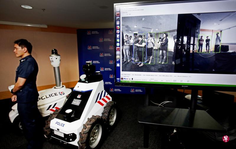 新加坡警察部队推介新的“机器人警察”,包括这款多用途巡逻机器人M.A.T.A.R 2.0(右)。(谢智扬摄) 新加坡警察部队推介新的“机器人警察”,包括这款多用途巡逻机器人M.A.T.A.R 2.0(右)。(谢智扬摄)