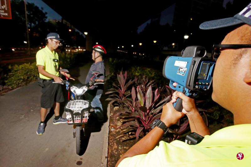 陆路交通管理局的活跃通勤执法小组于2018年5月2日以测速枪(图右)和称重仪器在义顺展开执法行动,确定脚踏车骑士和个人代步工具使用者都遵守车速限制。(档案照) 陆路交通管理局的活跃通勤执法小组于2018年5月2日以测速枪(图右)和称重仪器在义顺展开执法行动,确定脚踏车骑士和个人代步工具使用者都遵守车速限制。(档案照)