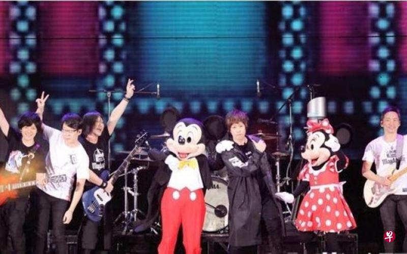 五月天香港开唱,米奇和米妮到场助兴。(互联网) 五月天香港开唱,米奇和米妮到场助兴。(互联网)