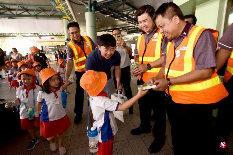 PCF Sparkletots学前教育中心的小朋友到后港巴士转换站为车长送上精心准备的礼物和卡片,让车长们备感温馨。(新捷运提供) PCF Sparkletots学前教育中心的小朋友到后港巴士转换站为车长送上精心准备的礼物和卡片,让车长们备感温馨。(新捷运提供)