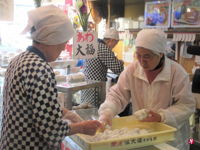 日本鼓励老人自食其力,东京巢鸭老人街上的商家普遍雇用七八十岁的老人。(符祝慧摄) 日本鼓励老人自食其力,东京巢鸭老人街上的商家普遍雇用七八十岁的老人。(符祝慧摄)