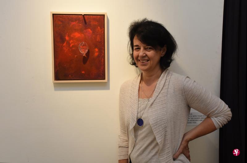 德纽奥在作品中结合了宛如放大镜的镜片,能够透过镜片细看绘画细节。(麦专程摄) 德纽奥在作品中结合了宛如放大镜的镜片,能够透过镜片细看绘画细节。(麦专程摄)