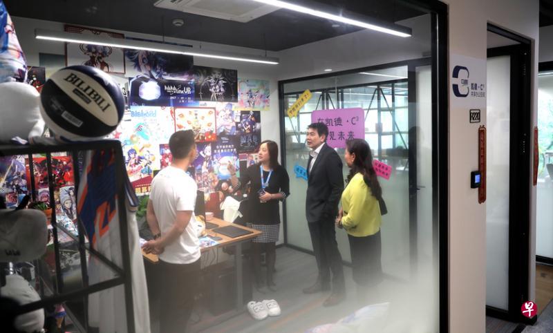 动漫视频网站哔哩哔哩(Bilibili)行政经理周禄慧(右三)向凯德集团总裁兼首席执行官林明彦(右二)介绍公司业务。哔哩哔哩除了整租国正中心一栋办公楼外,也在 C3 租用共享办公空间,以配合一些部门的业务拓展需求。(凯德集团提供) 动漫视频网站哔哩哔哩(Bilibili)行政经理周禄慧(右三)向凯德集团总裁兼首席执行官林明彦(右二)介绍公司业务。哔哩哔哩除了整租国正中心一栋办公楼外,也在 C3 租用共享办公空间,以配合一些部门的业务拓展需求。(凯德集团提供)