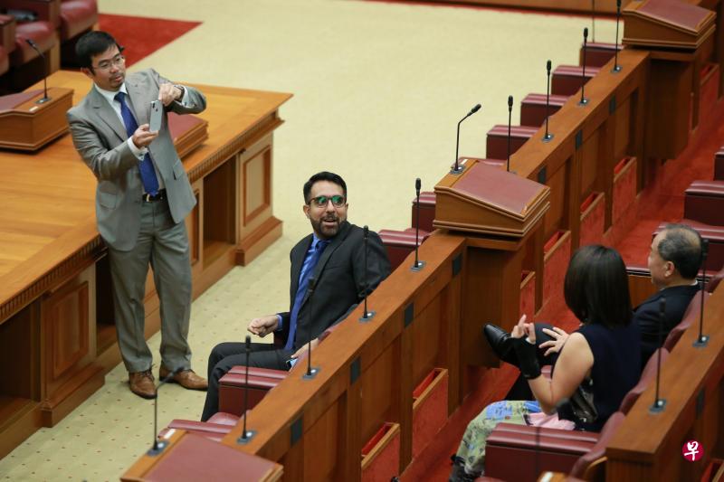 工人党新秘书长毕丹星(左二)取代前党魁刘程强(右一背对镜头者)坐到国会前排中间位置,白沙—榜鹅集选区议员再纳(左一)在国会开幕式开始前,为毕丹星、刘程强和工人党主席林瑞莲(右二背对镜头者)拍照。(何家俊摄) 工人党新秘书长毕丹星(左二)取代前党魁刘程强(右一背对镜头者)坐到国会前排中间位置,白沙—榜鹅集选区议员再纳(左一)在国会开幕式开始前,为毕丹星、刘程强和工人党主席林瑞莲(右二背对镜头者)拍照。(何家俊摄)