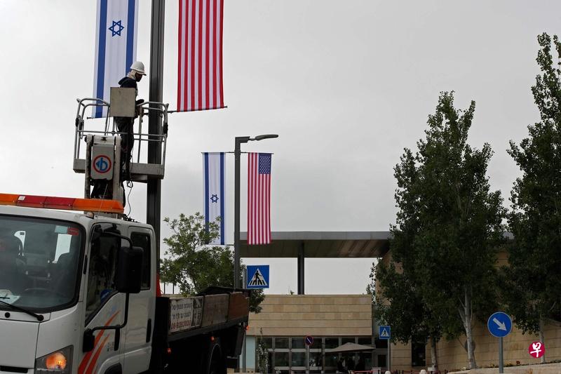 美国驻耶路撒冷的大使馆下周开幕,工作人员正在忙着挂上两国国旗。(法新社) 美国驻耶路撒冷的大使馆下周开幕,工作人员正在忙着挂上两国国旗。(法新社)