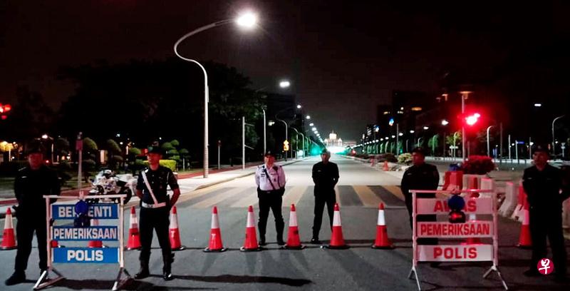 通往布城首相署和布特拉清真寺的道路已经封锁,有警察驻守,不过,并无军队和军车的踪影。(星洲日报) 通往布城首相署和布特拉清真寺的道路已经封锁,有警察驻守,不过,并无军队和军车的踪影。(星洲日报)