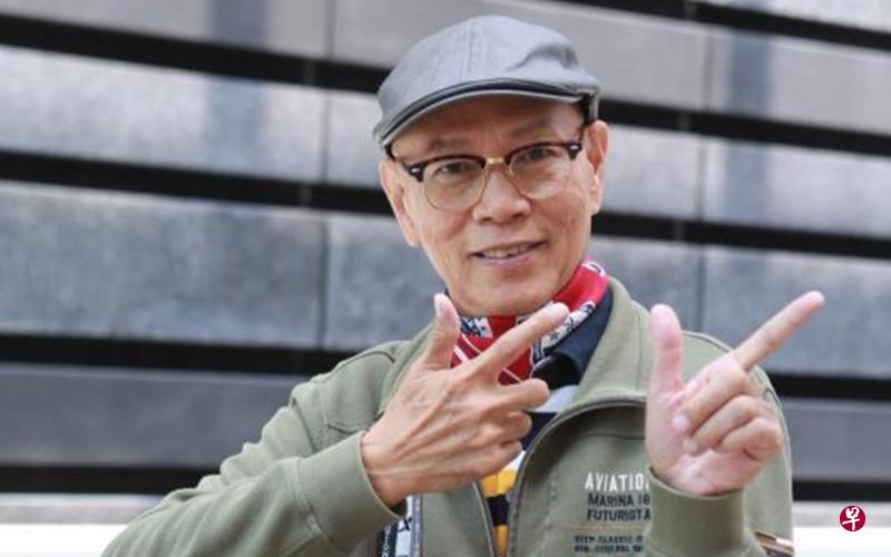 罗家英说,一般商演他会唱两首歌,除了“Only You”,他会选唱《万水千山总是情》。(唐家鸿摄) 罗家英说,一般商演他会唱两首歌,除了“Only You”,他会选唱《万水千山总是情》。(唐家鸿摄)