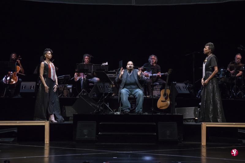 陀施(中)在《播种者寓言》 中扮演叙事者的角色。(新加坡国际艺术节提供) 陀施(中)在《播种者寓言》 中扮演叙事者的角色。(新加坡国际艺术节提供)